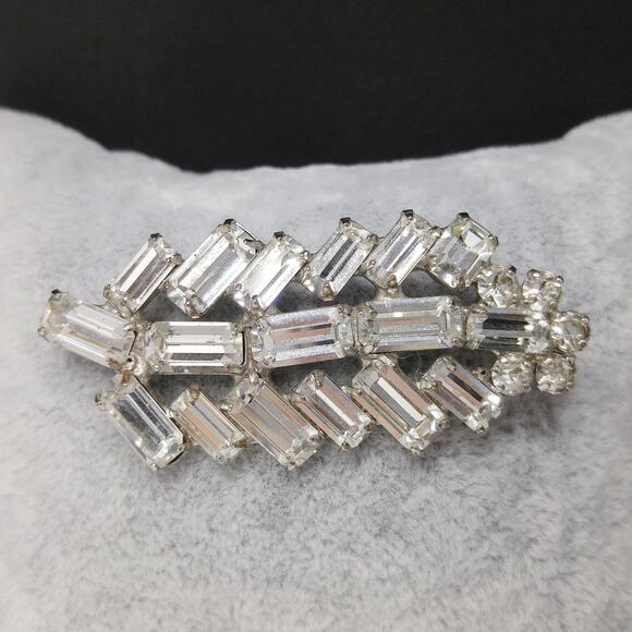 Vintage Clear Rhinestones Leaf Brooch, Rhodium Plated, 1960s Jewelry, 2 1/4" - Picture 1 of 10